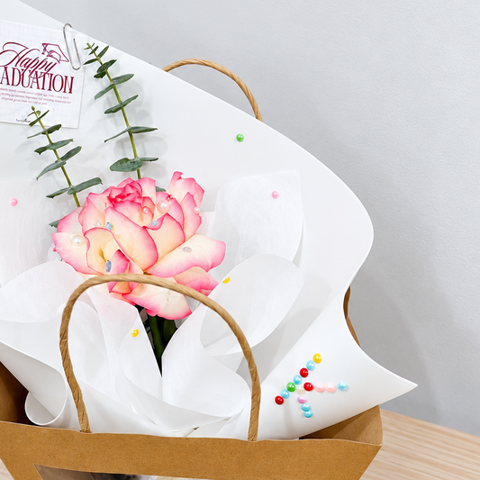 ดอกไม้แรกแย้ม – ช่อกุหลาบสีชมพู